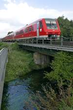 Von Ulm kommend überquert 611 545 bei Ummendorf die Riß und fährt am 07.09.2018 als IRE 63596 baustellenbedingt nur bis Ravensburg.