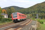 Am 10.10.2019 legt sich eine von 612 971 angeführte Doppeltraktion als RE Hof/Marktredwitz-Nürnberg in Hohenstadt (Mittelfranken) die Kurve.