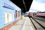 Ein Teil vom Bahnsteig 3 am 03.04.2023 in Gera Hbf mit dem DB 612 022 als RE 3906 (Altenburg - Erfurt Hbf).