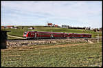 612520 legt sich hier am 20.3.2017 um 16.06 Uhr vor dem Kirchlein in Görangs in Richtung Kempten fahrend in die Kurve.