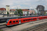 DB: Dieselbetrieb im Allgäu.
Die BR 612 von REGIO DB.
612 575 vor der Kulisse der wunderschönen Stadt Memmingen am 1. Juni 2017.
Die Gestaltung dieser Aufnahme mit dem  angeschnittenen Triebzug  wurde absichtlich wegen dem Hintergrund auf diese Art realisiert.
Foto: Walter Ruetsch