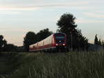 Der Abendliche RE von München nach Lindau. Am 06.07.17 bei letzten Sonnenstrahlen zwischen Wangen und Hergatz