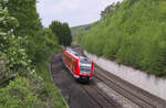 612 477 ist als RE Hof - Nürnberg unterwegs und erklimmt bei Fattigau nun die Höhen des Fichtelgebirges. Oberkotzau liegt bei 485 Meter Höhe und der höchste Punkt wird bei Röslau mit 585 Metern erreicht werden. Bahnstrecke 5050 Weiden - Oberkotzau am 23.05.2017