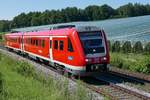 Auf der Fahrt von Lindau nach Ulm fhrt 612 501 als RE 3992 am 16.07.2017 bei Hhenreute an einem mit Hagelschutznetzen abgedeckten Apfelbaumfeld vorbei.