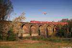 Ich gebe es ja zu: Der Ballon stieg in Wirklichkeit 5 min frher auf. Ich habe trotzdem abgedrckt und den Ballon dann in das  richtige  Bild mit dem Chemnitz-Leipzig-Express (CLEX)eingesetzt. Dieser berquert hier am 22.04.07 den Bahrebachviadukt ber die A4. Das Bild entstand von der Ostseite und ist somit nur am frhen Morgen vernnftig machbar.
