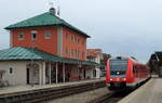 Mit einem RE nach Wangen (Allgäu) fährt 612 119 am 15.03.2018 aus dem Bahnhof Hergatz aus.