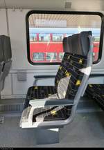 Blick auf zwei Sitze einer BR 612 (Bombardier RegioSwinger) von DB Regio Baden-Württemberg, der als IRE 3073 von Basel Bad Bf (CH) nach Singen(Hohentwiel) (D) unterwegs ist.
Neben neuen Kopfstützen und Sitzbezügen im Stil von  bwegt  haben diese Triebzüge ebenfalls Fahrgastinformationssysteme (FIS) erhalten.
[13.7.2018 | 19:33 Uhr]