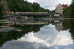 Eine Wolke, die sich kurz bevor der Zug kam vor die Sonne schob, ermglichte diese Spiegelung auf der Wasseroberflche der aufgestauten Donau. IRE 3261, Stuttgart - Aulendorf, kurz vor der Einfahrt in den Bahnhof von Sigmaringen (31.07.2019).