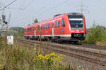 11. September 2012, Am Bahnübergang bei Trieb zwischen Lichtenfels und Hochstadt. Wegen Bauarbeiten führt der Verkehr ausschließlich über das nördliche Gleis. Hier kommt RE 4984 Lichtenfels - Jena vorüber.