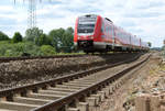 Wellig geht es am 16. Juni 2015 zwischen Hochstadt-Marktzeuln und Kulmbach zu. Der Gleisbauzug hatte heute Weidnitz erreicht. Der alte Schotter ist entfernt und die Regionalbahn nach Neuenmarkt Wirsberg hat klugerweise das rechte Gleis gewählt.