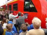 04. Juni 2009, Zugtaufe am Bahnhof Burgkunstadt: Der Regionaltriebwagen 612 055 erhielt den Namen  BURGKUNSTADT . Der Bürgermeister mit Dienstmütze und der Regionalchef der DB hielten eine Rede, die Kinder sangen, Freibier, Sekt und Bratwürste vervollständigten das halbstündige Programm. 