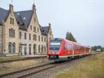 612 528 raste am 26.9.17 als RE nach Würzburg am imposanten Empfangsgebäude von Ritschenhausen vorbei.