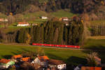 Zwei Triebwagen der Baureihe 612 bei Oberthalhofen. Gesehen von Stiefenhofen aus. 8.11.20