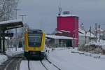 Nach dem Beginn der Fahrt in Aulendorf als IRE 6 / IRE 3258 nach Stuttgart fährt 612 107 / 612 607 am 18.01.2021 aus dem Bahnhof von Altshausen.