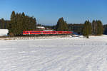  Bogenschnelles Fahren  kann man bei Riedles beobachten, wenn sich die mit Neigetechnik ausgestatteten Triebzüge der Baureihe 612 in die Kurve legen. Am 10. Januar 2021 konnte ich dort den 612 120 mit zwei weiteren Exemplaren dieser Gattung als RE 3288 auf der Fahrt von Augsburg nach Lindau dokumentieren.