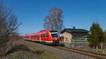 612 536 war am 30.3.2021 als RE3659 auf dem Weg von Göttingen nach Glauchau. Kurz hinter dem Abzweig Saara steht noch ein altes Bahnwärterhäuschen, welches offenbar als Wochenendgrundstück genutzt wird.