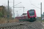 612 004 und ein weiterer Triebwagen der Baureihe 612 am 10.03.2021 als RE 7 / RE 3285, Lindau-Reutin - Augsburg, in der Nhe des Lindauer Ortsteils Schnau. Aufnahmestandort die am rechten unteren Bildrand zu sehende Strae, die in einem hnlichen Bogen verluft wie die Gleise.