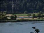 Impression vom Hochrhein.

Dem Dinkelberg sieht man seine Gre bei Schwrstadt kaum an. Geologisch gehrt dieser nicht zum Schwarzwald sondern vielmehr zum Jura. Davor sehen das Oberwasser des Kraftwerks Ryburg-Schwrstadt und der 612 fast lieblich aus. Mhlin, Juli 2021.