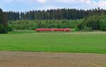 Ein unbekannter 612er ist als RE 35 Bamberg - Hof unterwegs.
Nachdem der Triebwagen die Schiefe Ebene überwunden hat, geht es zwischen Marktschorgast und Münchberg über eine Hochebene.
Hochfranken heißt diese Region. 
Hinter Münchberg geht es langsam hinab ins Tal der Sächsischen Saale.
Am 18.05.2022 fuhr der 612er zwischen Pulschnitzberg und Poppenreuth vor die Kamera.