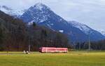 Überragt vom Nebelhorn fährt ein unbekannter 612 am 23.02.2023 bei Altstädten nach Oberstdorf
