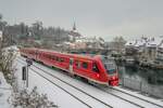 612 007 in Vekehrsrot vor der Laufenburger Altstadt. Fuhr am 08.01.2026 als RE 3 (3050) auf der Hochrheinbahn.