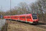 DB 612 556 und ein weiterer 612 als RE 40 (3569) Nürnberg - Regensburg in Maxhütte-Haidhof, 20.02.2026. Die Aufnahme entstand vom P+R-Parkplatz aus.