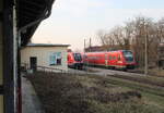 DB 612 534 als RB 16286 von Erfurt Hbf nach Leinefelde, am 09.03.2026 beim Halt in Gispersleben. Am Bahnsteig 1 steht DB 641 040 als RB 16287 von Mühlhausen (Thür) nach Erfurt Hbf.