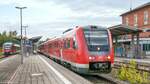 612 981 fuhr als RE nach Coburg in Neuhaus durch Gleis 2 und traf auf 648 327 in Gleis 3. 