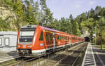 612 464 raste am 6.10.12 mit zwei Artgenossen in Velden durch Gleis 1 nach N�rnberg.