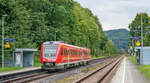 Am 17.9.24 waren die analogen Bahnsteiguhren in Hohenstadt modernen Laufbandanzeigen gewichen. 612 140 erg�nzte als RE nach N�rnberg die Szenerie.