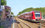 Unter den Augen des im Stellwerk stehenden Fahrdienstleiters fuhr 612 082 am 24.7.12 in Hersbruck als RE nach Dresden auf Gleis 2 ein.
