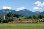 Regionalexpress Lindau-Augsburg in Immenstadt-Stein vor dem Hintergrund der Immenst�dter Nagelfluhberge (29.05.2026).