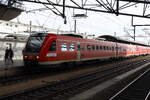 Am Bahnsteig 8 steht  ein TW der Baureihe 812  als RE zur Abfahrt nach G�ttingen bereit.
01.10.26  09:15 Uhr. 