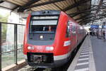Neu trift auf alt, 612 678 steht am Bahnsteig 10 als RE 3 nach Jena G�schwitz, am Bahnsteig 10 steht SVT G�rlitz nach K�ln. Aus eigener Erfahrung, fr�her als Kind und jetzt imTeam Gastro an Bord des SVT G�rlitz ist die Reise bequemer als im TW der Baureihe 612.
Erfurt, 01.10.26  09:15 Uhr.