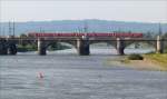 Blick von der Augustusbrcke ber die Elbe auf zwei RegioSwinger- (612er) Einheiten auf der Marienbrcke (ca. 1 km entfernt), der Seitenraddampfer DIESBAR kommt auch noch daher; Dresden, 26.08.2007
