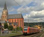 612 136 fhrt soeben mit einem RE nach Mainz aus dem Bahnhof Oberwesel aus. 22. Juni 08