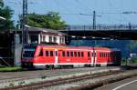 Als wrden die Blmchen aus dem Dach sprieen... 612 149-0/-5 bei Ausfahrt aus Lindau/Bodensee am mit herrlichem Sonnenschein  aufwartenden Morgen des Bahnbilder-Treffs. (30. August 2008).