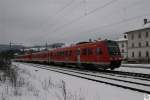 Eine Doppeleinheit Regioswinger erreicht am 15. Februar 2009 als Regionalexpress 3487 mit fnfmintiger Versptung um kurz nach halb drei den Bahnhof Pressig-Rothenkirchen. Der fhrende Regioswinger 612 115 trgt das Wappen des Landkreises Kronach in welchen er zum Zeitpunkt der Aufnahme unterwegs war.
