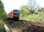 19.04.2009 - Doppeltraktion 612 kurz nach dem Bahnhof Bautzen in Richtung Dresden auf dem linken Gleis, da das rechte Gleis wgen Brckenbauarbeiten unterbrochen ist.