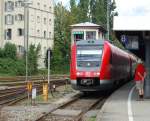 Erstaunt bewundert ein Mann im passend zum 612 gehaltenen roten Polo-Shirt den soeben aus Kempten in Lindau eingetroffenen 612 581. Die Aufnahme stammt vom 12.8.2009.