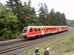 612 153 passiert zum 160. Streckenjubilum der Schiefen Ebene am 20.9.2008 in voller Neigung und Geschwindigkeit die auf die Dampfsonderzge abgerichteten Fotografen am bekannten, extra fr das Jubilum freigeschnittenen Fotostandpunkt am Kilometer 80.