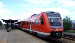 Eine Doppeltraktion VT 612 ist auf dem Weg von Lindau HBF nach Mnchen HBF. Dieser Regionalexpress wartet bei seinem Zwischenstopp im Bahnhof  Kaufering  auf die Abfahrt.