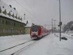 Eine 612er Doppeltraktion erreicht am 17. Dezember 2010 als RE nach Saalfeld den Kronacher Bahnhof auf Gleis 2.