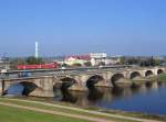 Auf der Dresdner Marienbrcke berquert ein Regioswinger die Elbe - 13.10.2005  