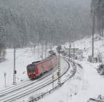 Eine Doppeltraktion VT 612 ist am 28. Januar 2012 als Regionalexpress von Lichtenfels nach Jena Saalbahnhof bei Frtschendorf unterwegs.