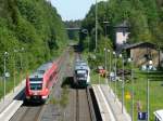 Zugbegegnung von 612 633 und Arriva-VT 26 am 25.5.11 in Rslau: Vorne die neuen Bahnsteige und hinten das alte Empfangsgebude. 