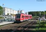 612 127 fhrt durch den neuen Haltepunkt Kirchenlamitz Ost. Jeweils hinter dem Bahnbergang liegen die Bahnsteige Richtung Hof (links) und Marktredwitz (rechts). 