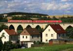 Ein 612 zum richtigen Moment und in richtiger Länge, der bringt wenigstens etwas Farbe ins Spiel. Hier passt er genau zwischen die Masten auf der Saalebrücke in Hof-Unterkotzau... aufgenommen am Abend des 19.07.2012 vom Heideweg aus.  Ach ja, Bilderdiebstahl wird verfolgt. Man kann einfach mailen....