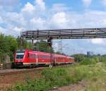 Vorbei an der  bahneigenen  Baumschule - 

Vor weniger als 10 Jahren lagen im rechten Bereich, der jetzigen Sparte  Baumschulen der DB AG  noch ca. 12 Gleise des Rbf. Neunkirchen.
In der Bltezeit wurden Gter zweier Bergwerke und der Neunkircher Htte umgeschlagen. Ausnahmsweise kann die DB fr den Niedergang der Montanindustrie Nichts.
Vielleicht bringt ja der Erls der vielen Bume Geld in die klammen Kassen der DB.

612 140 und 612 053 haben Neunkirchen Hbf. verlassen und fahren hier bei NK Sinnerthal in Richtung Zielbahnhof Saarbrcken Hbf.
30.07.2011