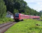 Umleiter RE nach Mainz im Dreierpack im Fischbachtal - 

Dreifache Traktion sieht man fr den RE nach Mainz in den Stozeiten. 
612 140 - 612 052 + 612 139 durchfahren gleich den ehemaligen Bahnhof in Quierschied.

Auch hier sieht es danach aus dass ohne Neigetechnik gefahren wird, weil die Umleiterstrecke wohl nicht fr den Neigebetrieb ausgelegt ist.

Von der Breite der Trasse zu schlieen lag hier bestimmt mal ein Gleis mehr, sowie ein Anschlu zum Brennstoffhndler.
03.07.2012